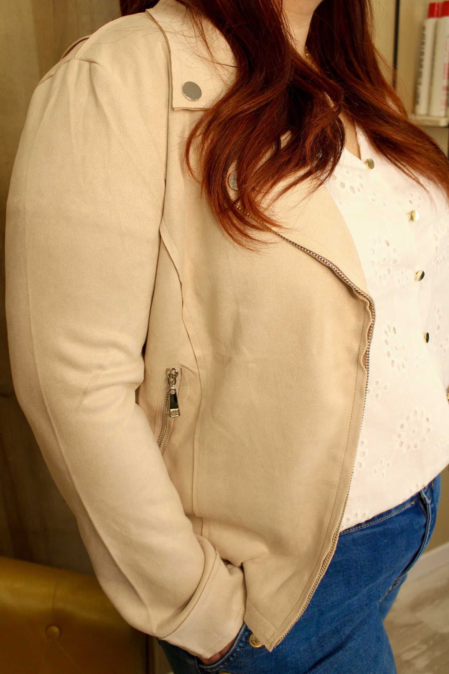 Veste en suédine rose pâle : une touche douce et sophistiquée pour un look chic et féminin.