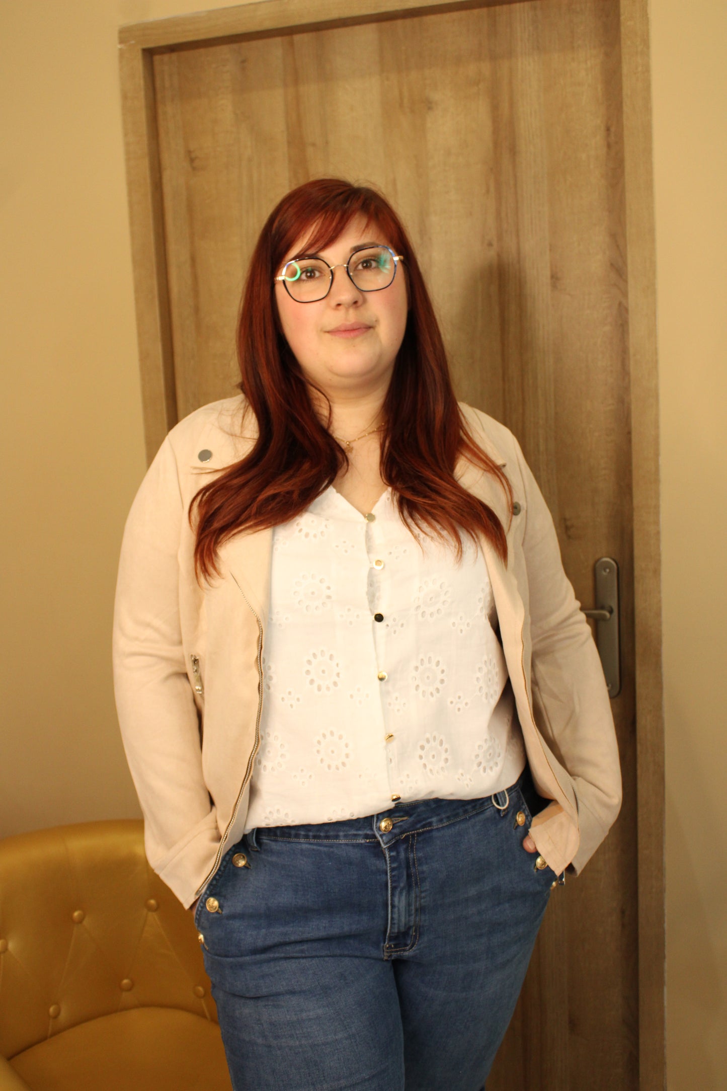 Veste en suédine rose pâle : une touche douce et sophistiquée pour un look chic et féminin.