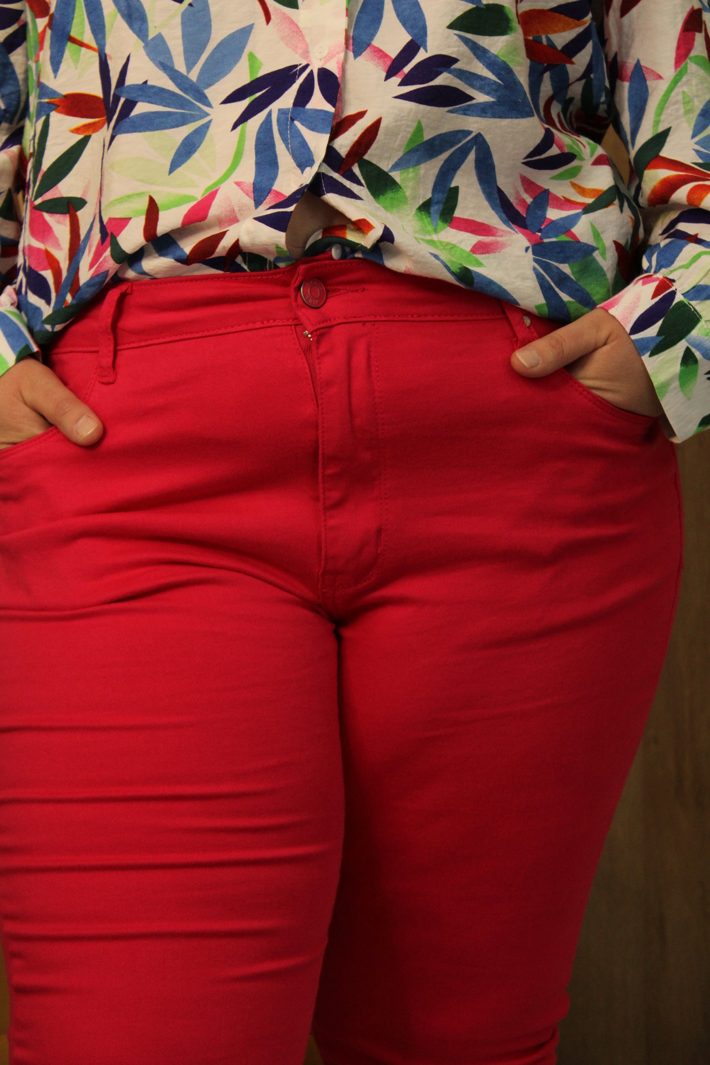 Jean fuchsia : une pièce audacieuse et vibrante pour injecter de la couleur et du dynamisme à votre garde-robe.