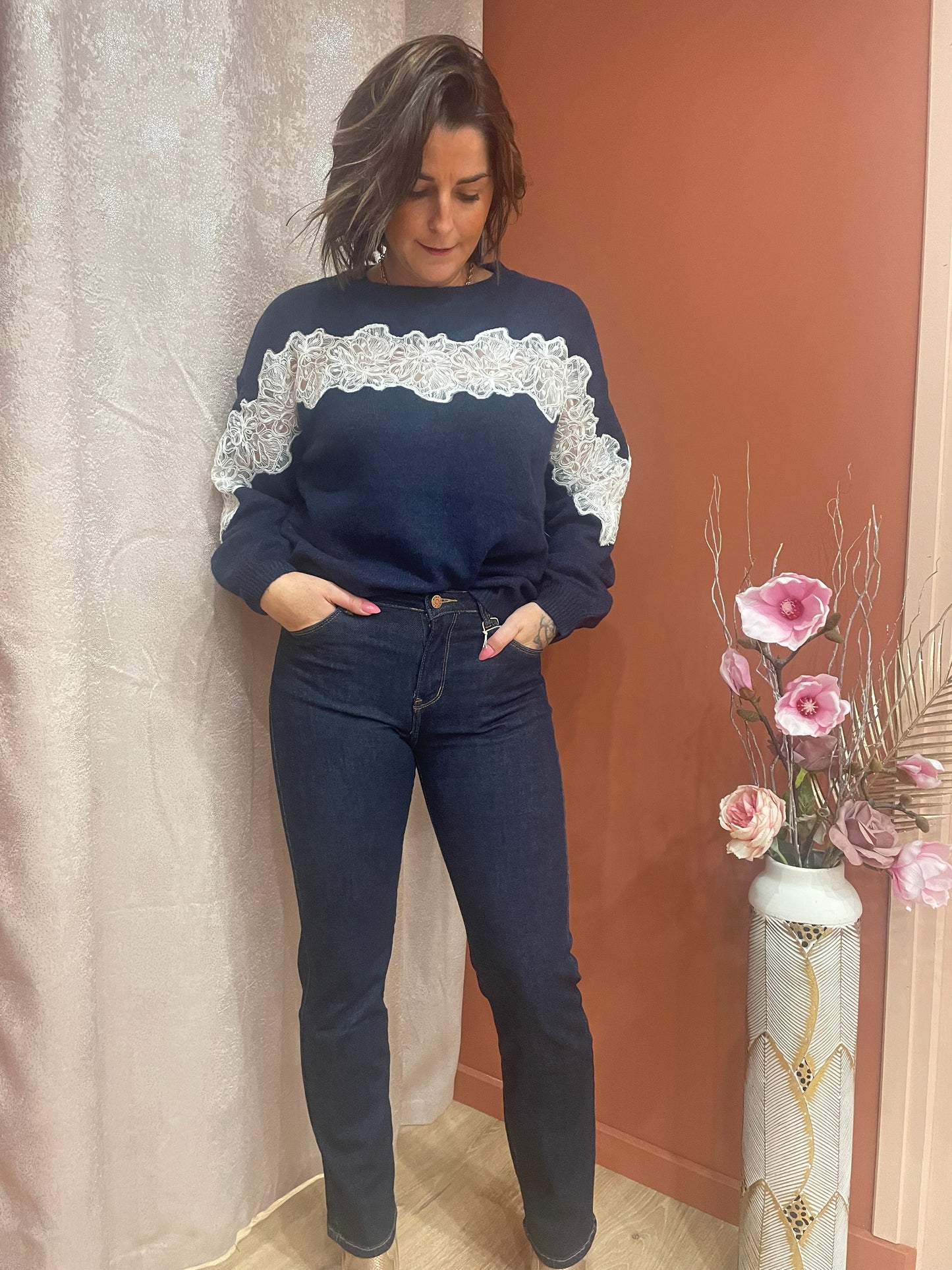 Pull bleu marine dentelle blanche