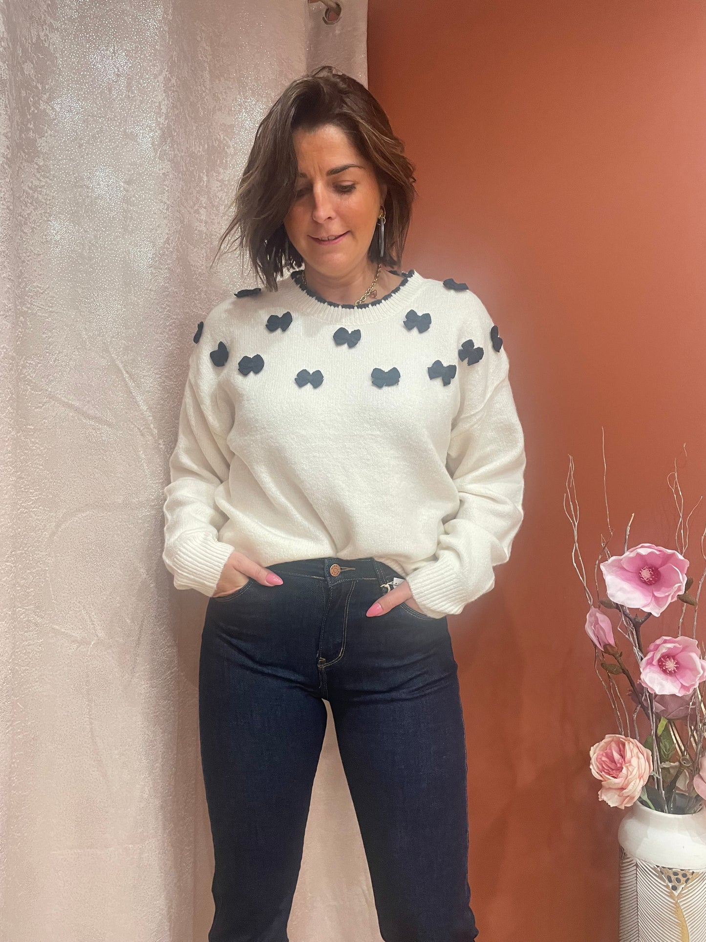 Pull blanc avec nœuds papillon