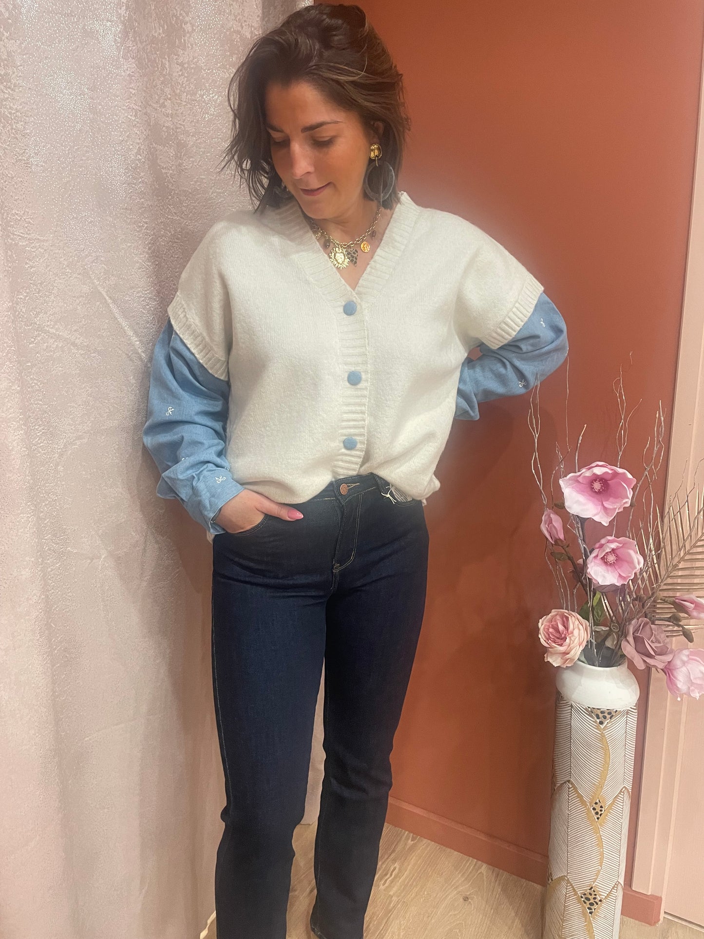 Gilet blanc aux manches en jean