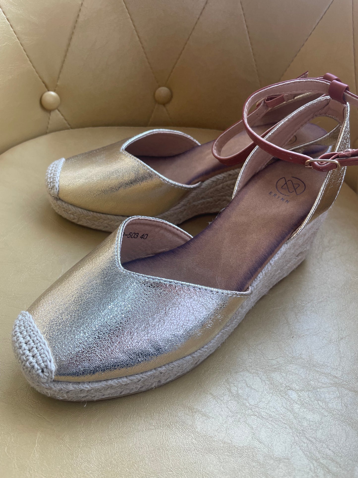 "Sandales à talon doré : éclat glamour. Ces sandales élégantes arborent un talon doré, ajoutant une touche de sophistication et de luxe à votre tenue. Parfaites pour une soirée spéciale ou une occasion festive, elles allient confort et style pour une allure irrésistible et chic."