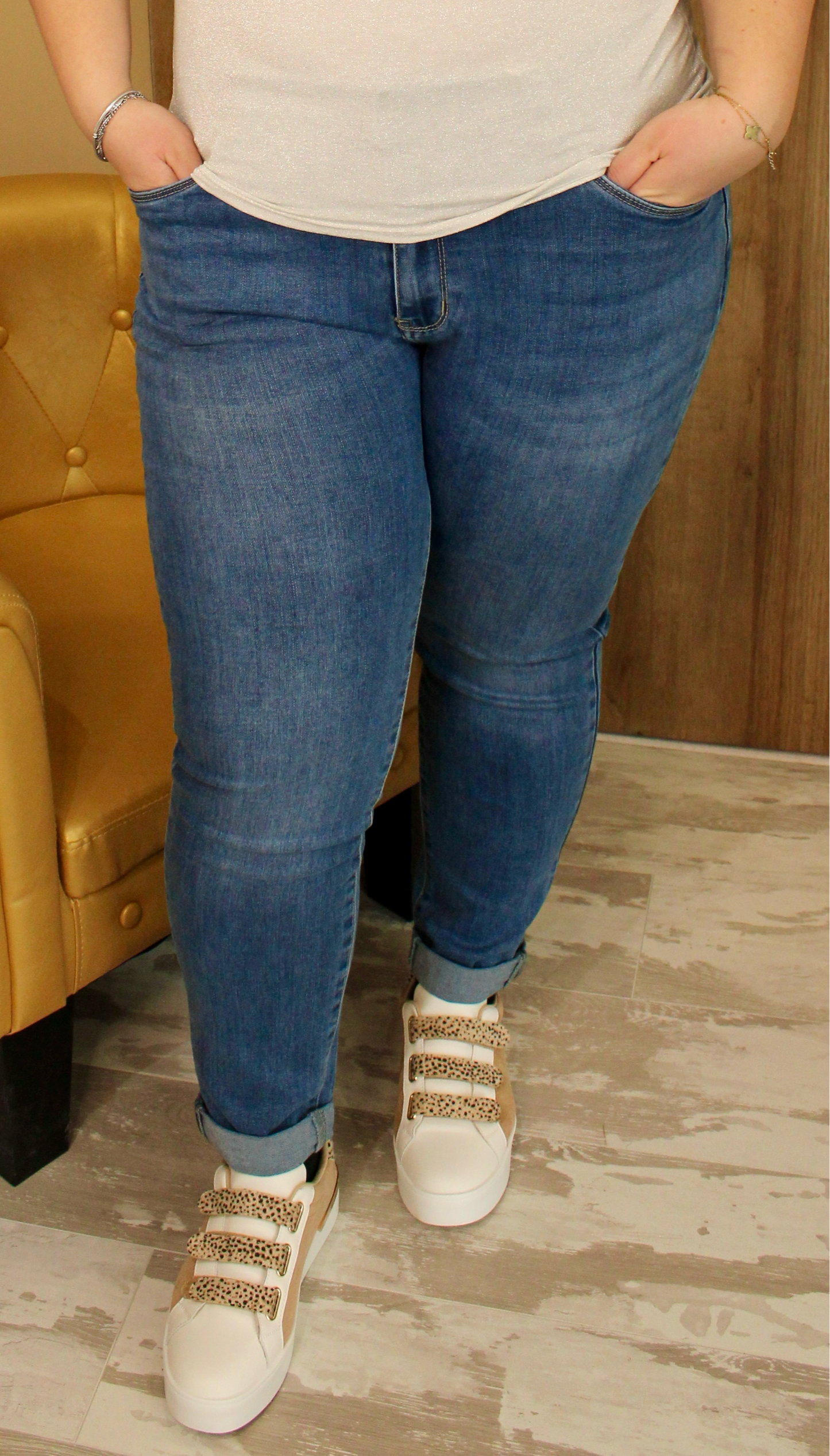 Jean grande taille bleu : un classique indémodable, alliant confort et style pour toutes les silhouettes.