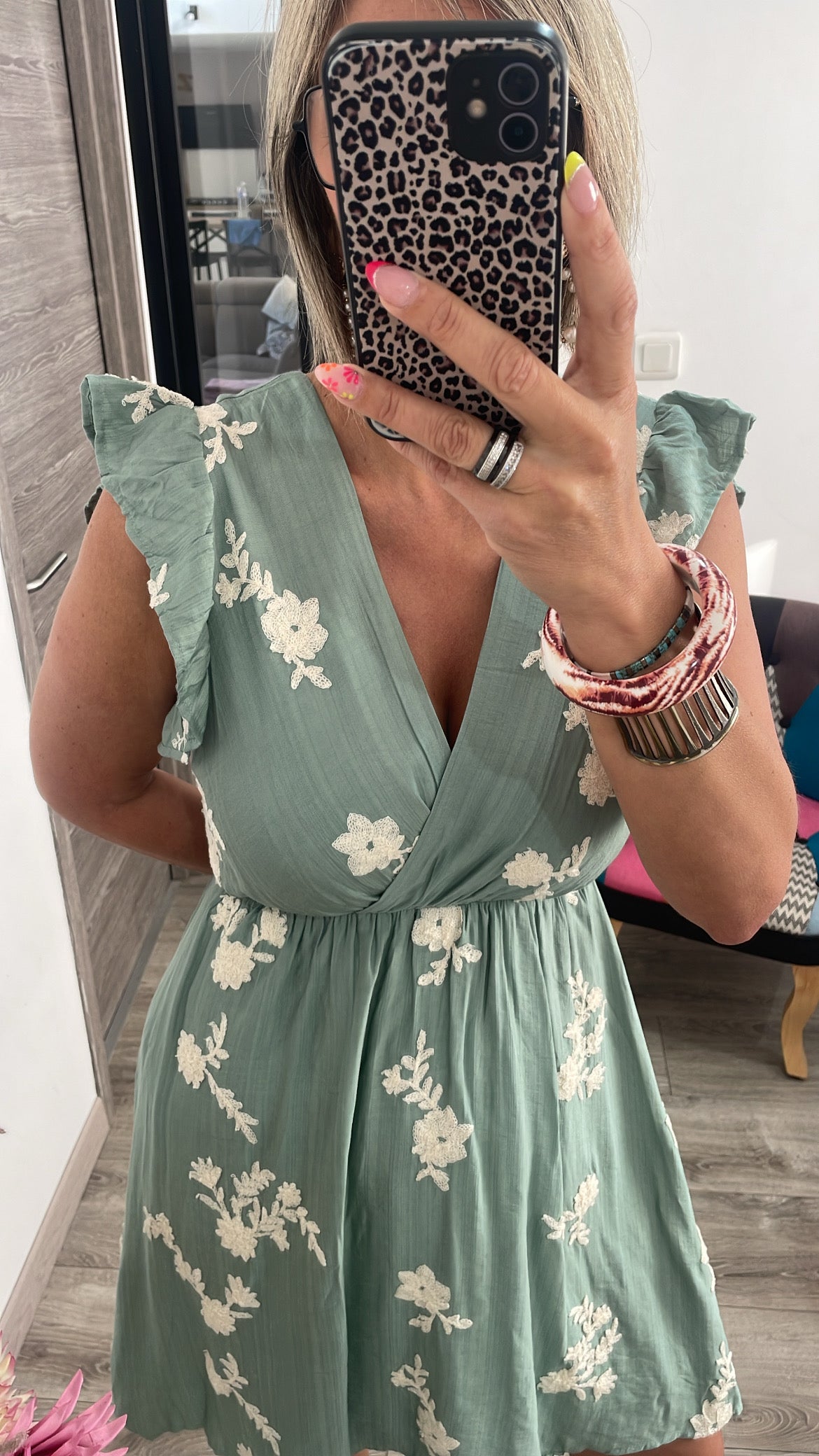 Robe verte broderie blanche
