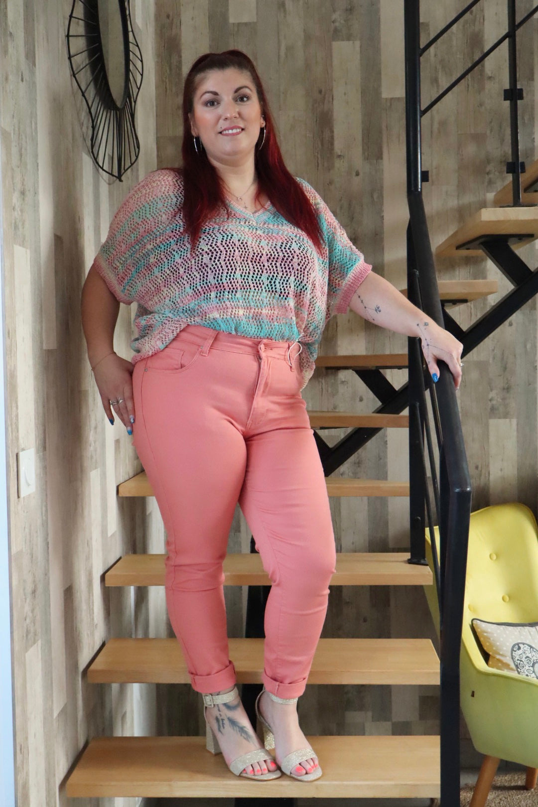 "Pull ajouré multicolore : éclat de couleurs. Ce pull vibrant et léger, avec ses motifs ajourés et ses teintes variées, apporte une touche de gaieté et de dynamisme à votre tenue, idéal pour illuminer vos journées d'une touche de couleur."