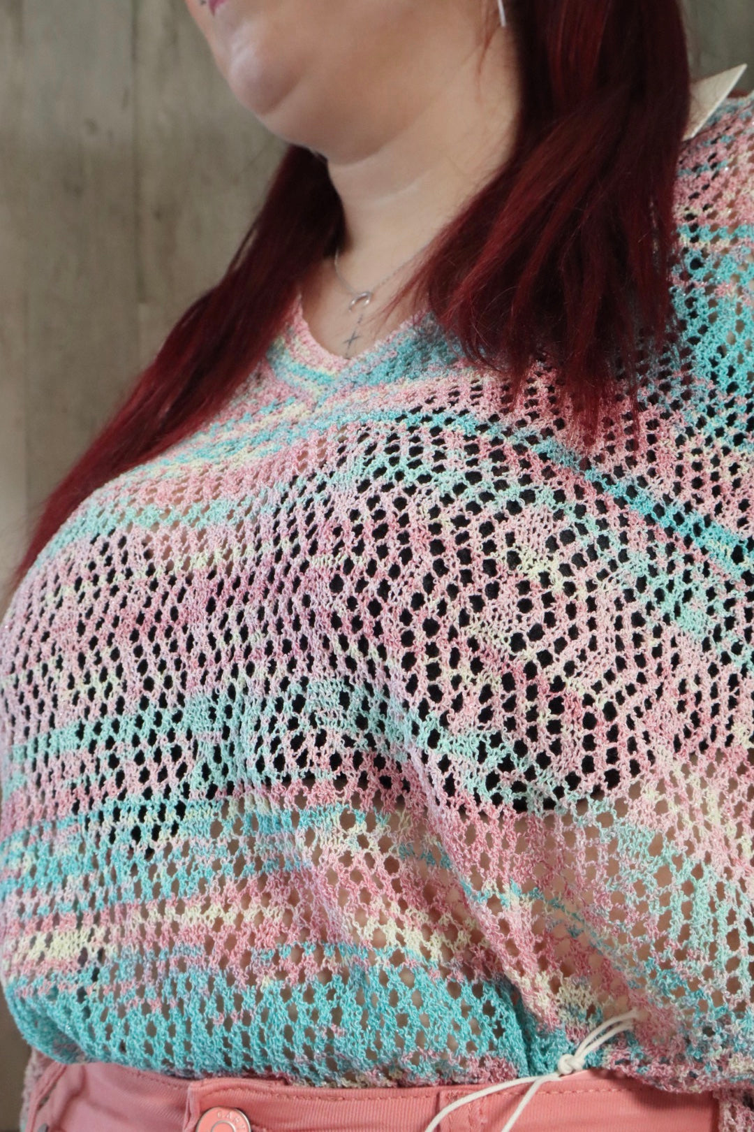 "Pull ajouré multicolore : éclat de couleurs. Ce pull vibrant et léger, avec ses motifs ajourés et ses teintes variées, apporte une touche de gaieté et de dynamisme à votre tenue, idéal pour illuminer vos journées d'une touche de couleur."