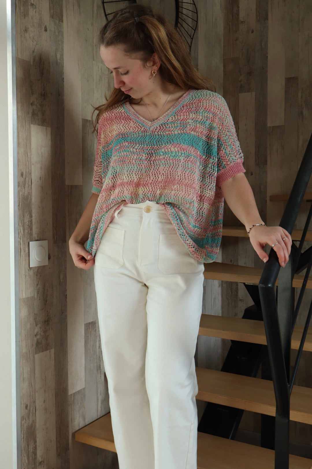 "Pull ajouré multicolore : éclat de couleurs. Ce pull vibrant et léger, avec ses motifs ajourés et ses teintes variées, apporte une touche de gaieté et de dynamisme à votre tenue, idéal pour illuminer vos journées d'une touche de couleur."