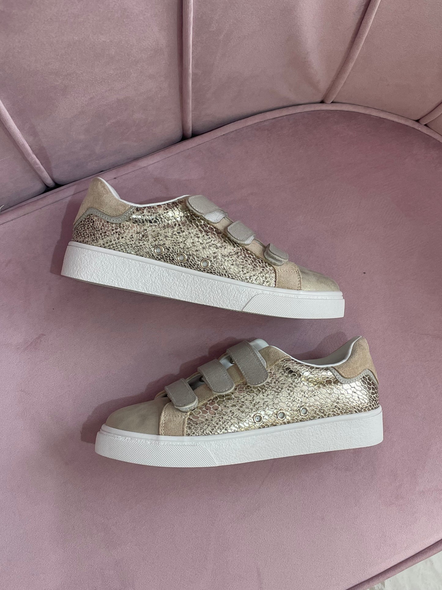 "Élégance lumineuse : Découvrez le charme éblouissant de ces baskets dorées, offrant un équilibre parfait entre style et éclat pour une allure qui ne manquera pas de faire sensation où que vous alliez.