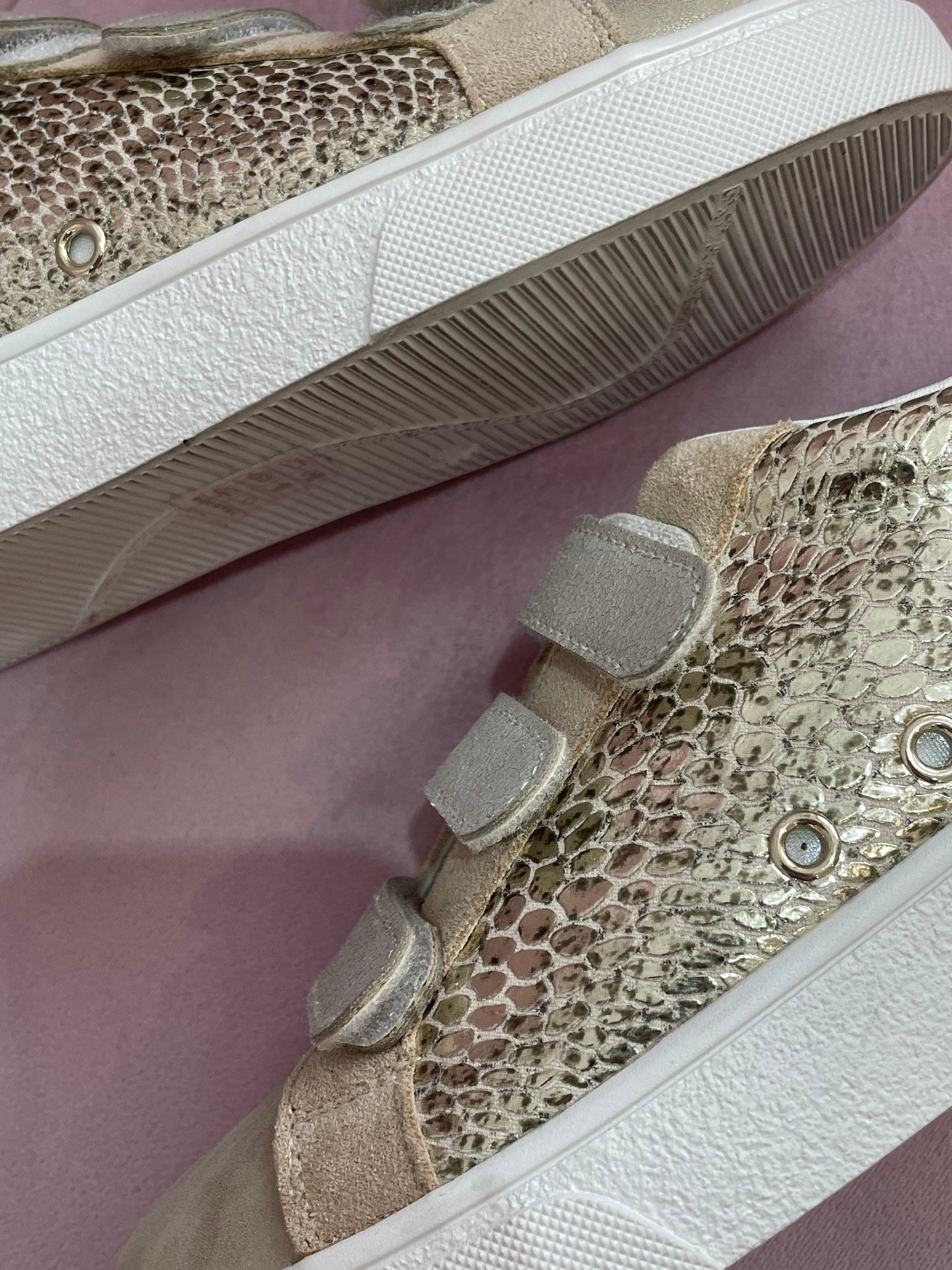 Élégance lumineuse : Découvrez le charme éblouissant de ces baskets dorées, offrant un équilibre parfait entre style et éclat pour une allure qui ne manquera pas de faire sensation où que vous alliez