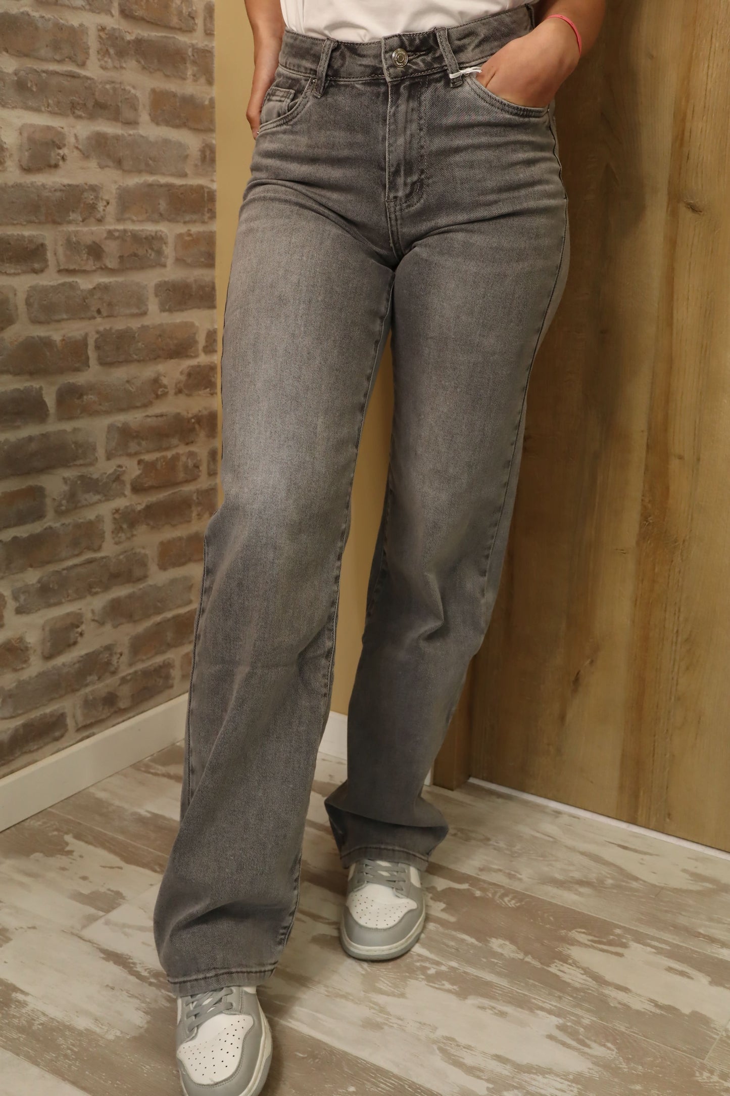 "Pantalon jean gris avec reflets argentés : éclat sophistiqué. Ce jean combine la sobriété du gris avec des reflets argentés subtils, ajoutant une touche de glamour à votre tenue. Parfait pour une allure décontractée mais élégante, il offre une touche de modernité et de raffinement à votre garde-robe."