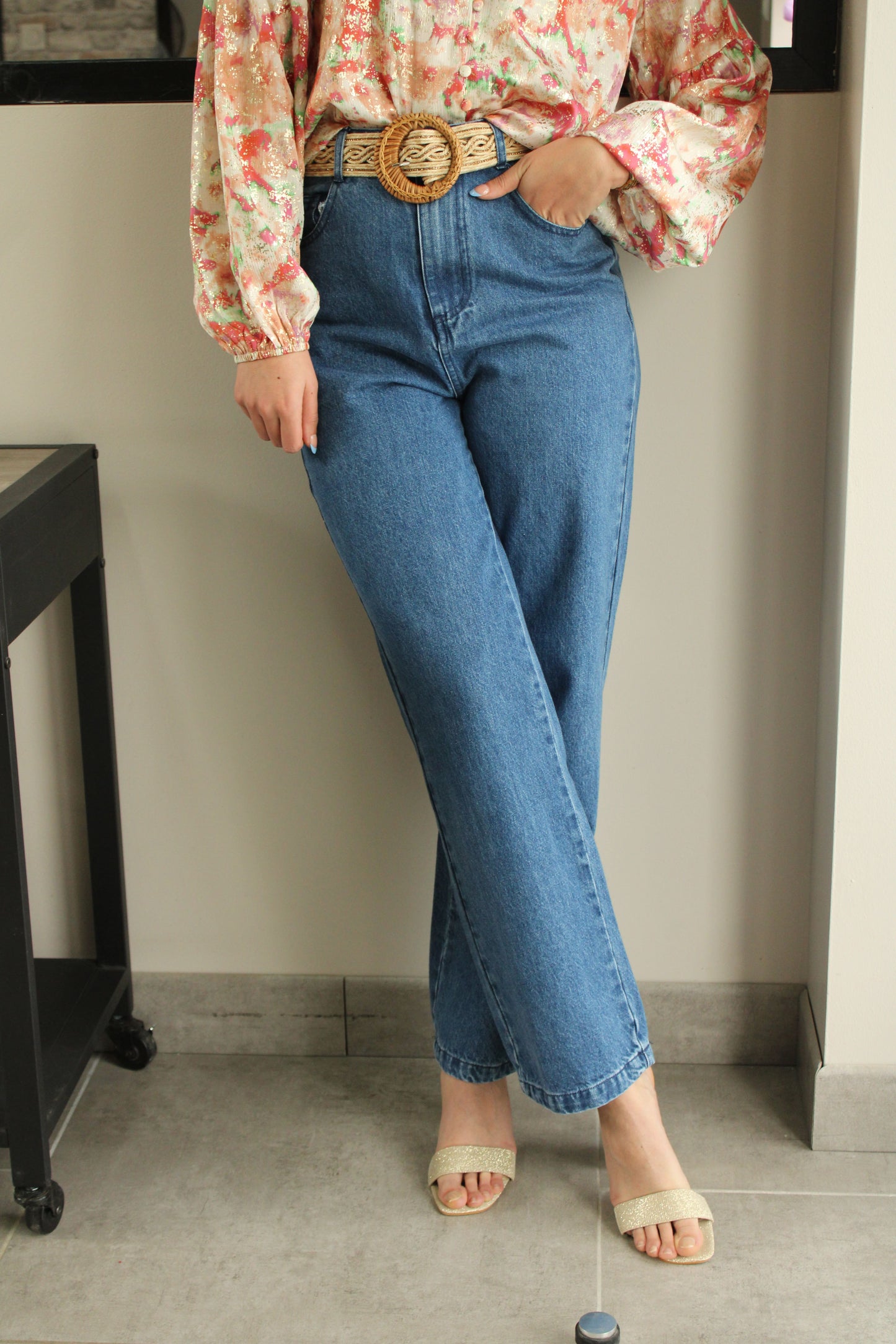 "Jean droit bleu : classique indémodable. Ce jean à la coupe droite offre une silhouette épurée et intemporelle. Avec sa teinte bleue polyvalente, il constitue une pièce essentielle de toute garde-robe, parfaite pour créer des tenues décontractées ou habillées avec style et facilité."