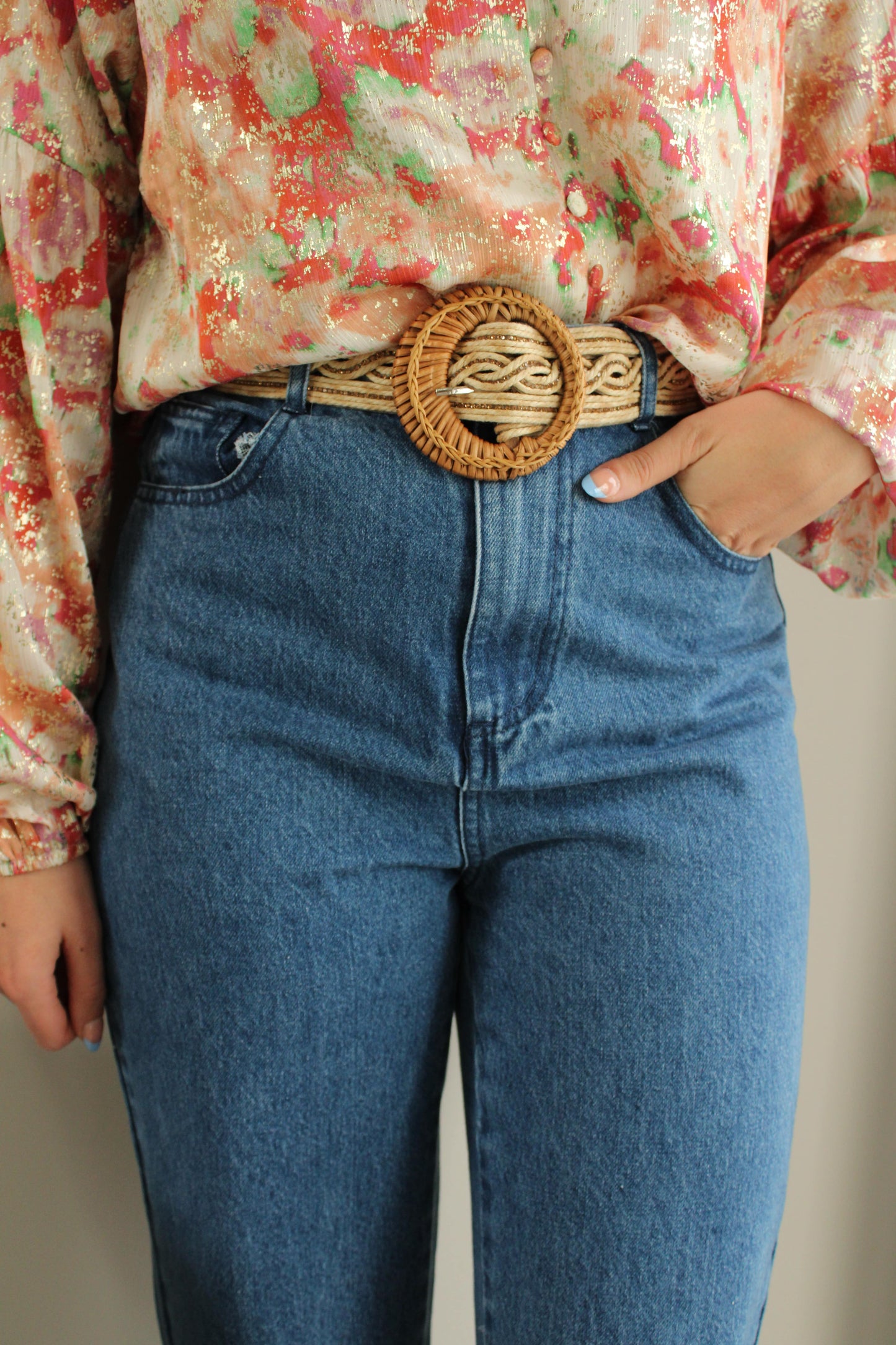 "Jean droit bleu : classique indémodable. Ce jean à la coupe droite offre une silhouette épurée et intemporelle. Avec sa teinte bleue polyvalente, il constitue une pièce essentielle de toute garde-robe, parfaite pour créer des tenues décontractées ou habillées avec style et facilité."