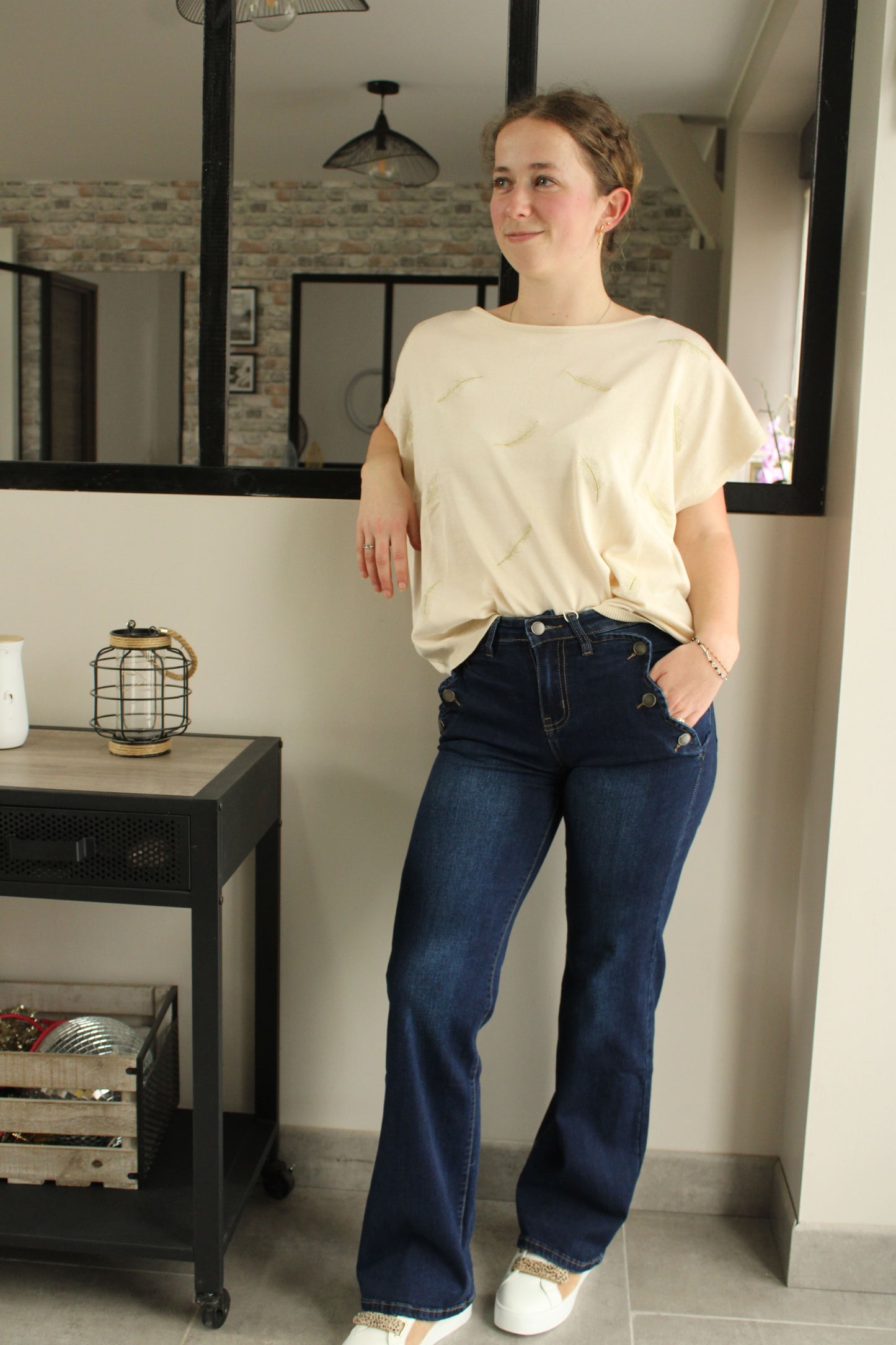 "Jean flare brut : style rétro chic. Ce jean à la coupe évasée et au denim brut offre une silhouette allongeante et élégante. Inspiré des années 70, il ajoute une touche de vintage à votre tenue tout en restant moderne et polyvalent, parfait pour un look à la fois décontracté et sophistiqué."
