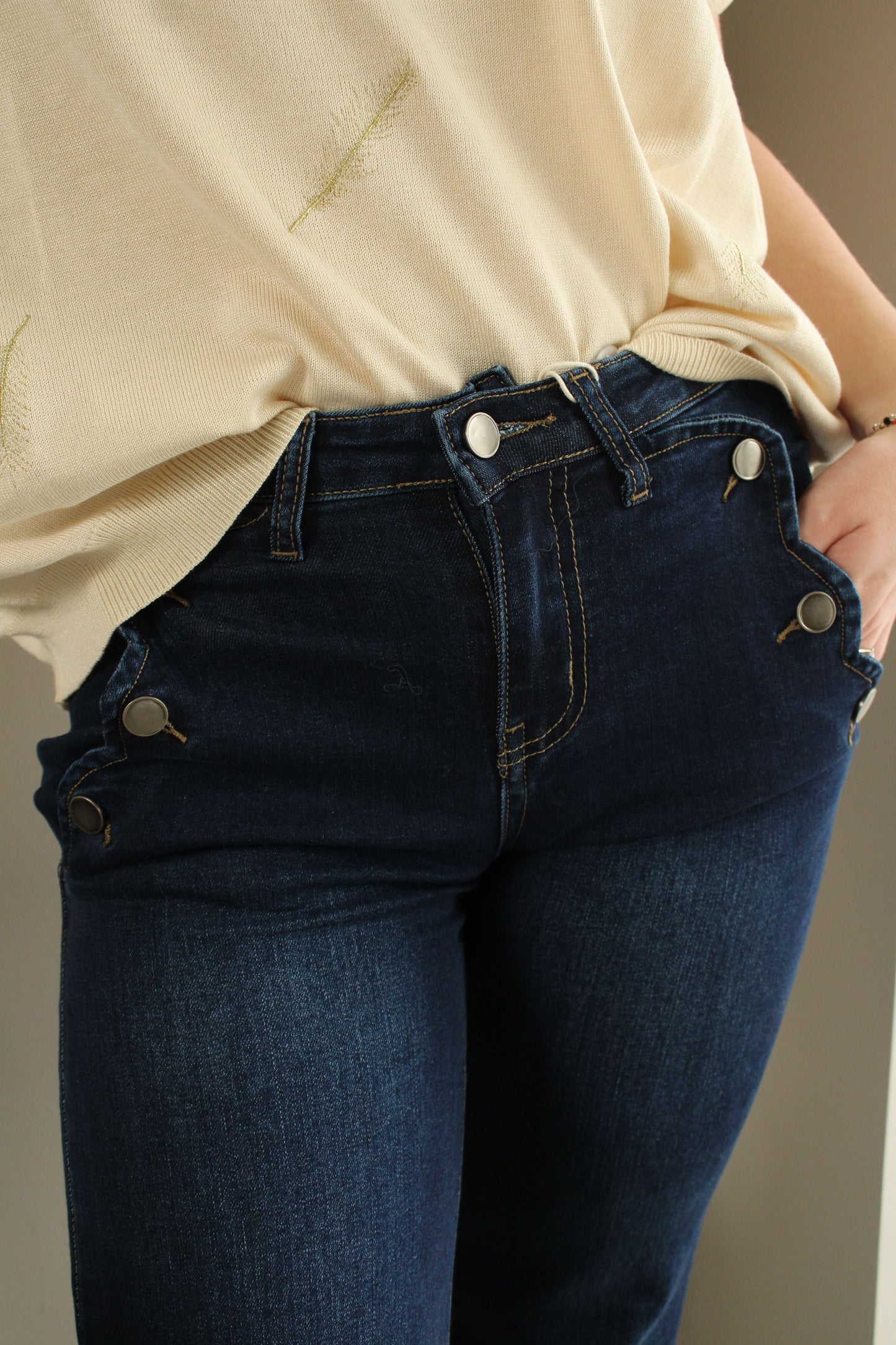 "Jean flare brut : style rétro chic. Ce jean à la coupe évasée et au denim brut offre une silhouette allongeante et élégante. Inspiré des années 70, il ajoute une touche de vintage à votre tenue tout en restant moderne et polyvalent, parfait pour un look à la fois décontracté et sophistiqué."