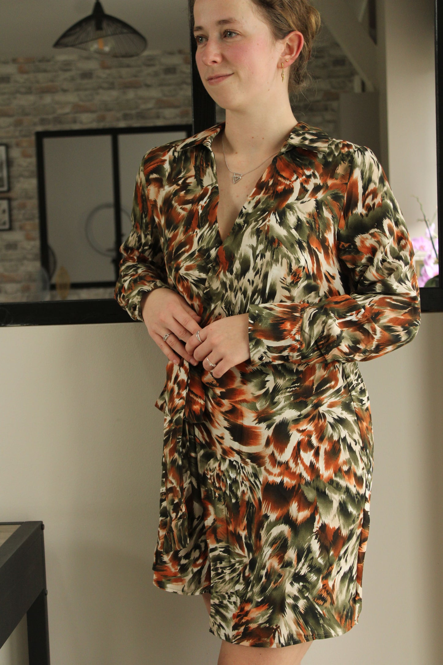 "Robe courte avec nœud orange et verte : énergie estivale. Cette robe courte arbore un dynamique mélange de couleurs orange et verte, accentué par un nœud décoratif. Parfait pour une journée ensoleillée ou une soirée estivale, elle évoque la fraîcheur et la vitalité de la saison, ajoutant une touche de gaieté à votre tenue."