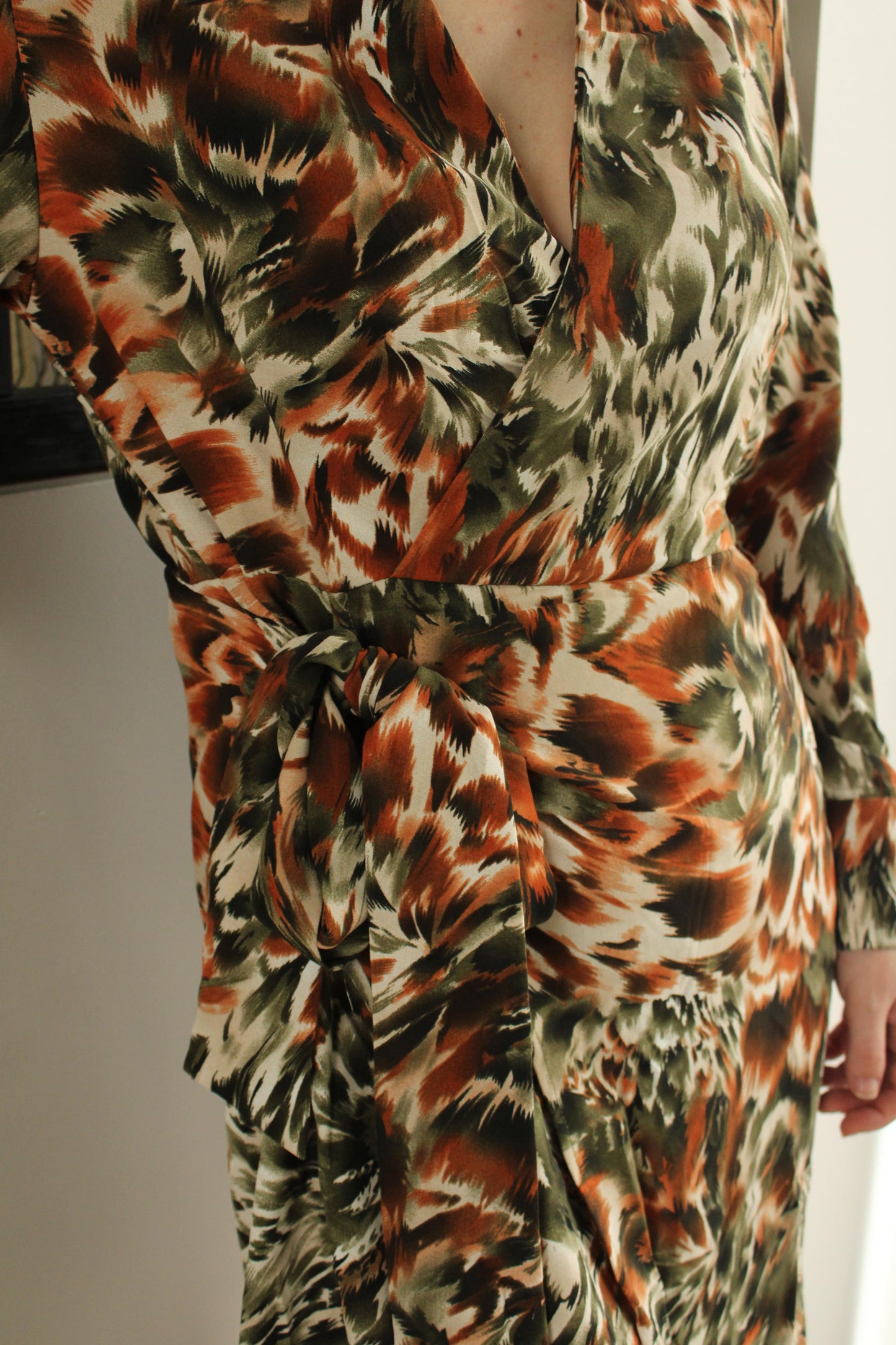"Robe courte avec nœud orange et verte : énergie estivale. Cette robe courte arbore un dynamique mélange de couleurs orange et verte, accentué par un nœud décoratif. Parfait pour une journée ensoleillée ou une soirée estivale, elle évoque la fraîcheur et la vitalité de la saison, ajoutant une touche de gaieté à votre tenue."