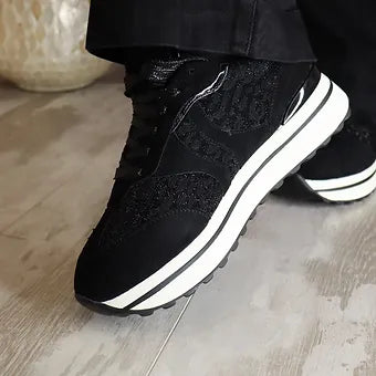 Élégance décontractée : Avec leur silhouette sobre et leur finition noire élégante, ces baskets ajoutent une touche de chic décontracté à votre look quotidien.