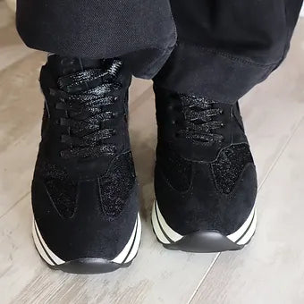 Élégance décontractée : Avec leur silhouette sobre et leur finition noire élégante, ces baskets ajoutent une touche de chic décontracté à votre look quotidien.