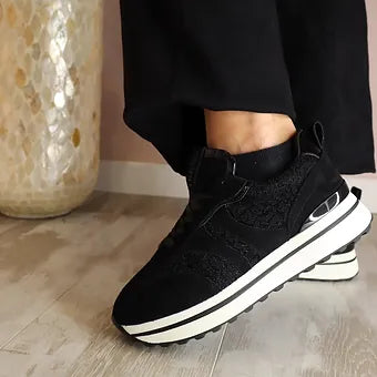 Élégance décontractée : Avec leur silhouette sobre et leur finition noire élégante, ces baskets ajoutent une touche de chic décontracté à votre look quotidien.