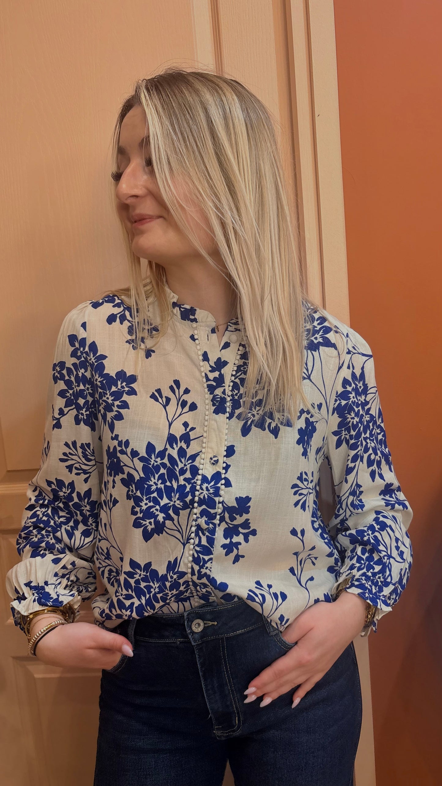 Chemisier blanc et bleu