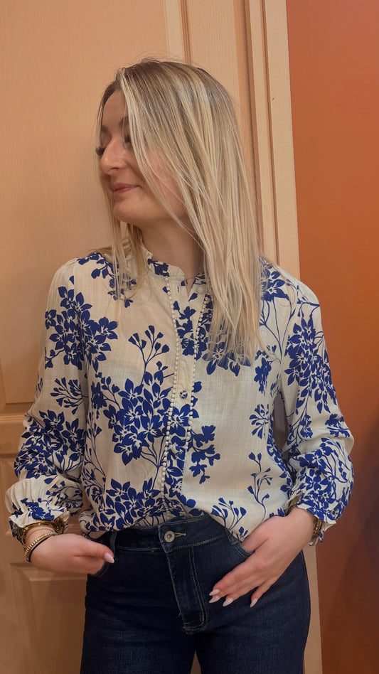 Chemisier blanc et bleu