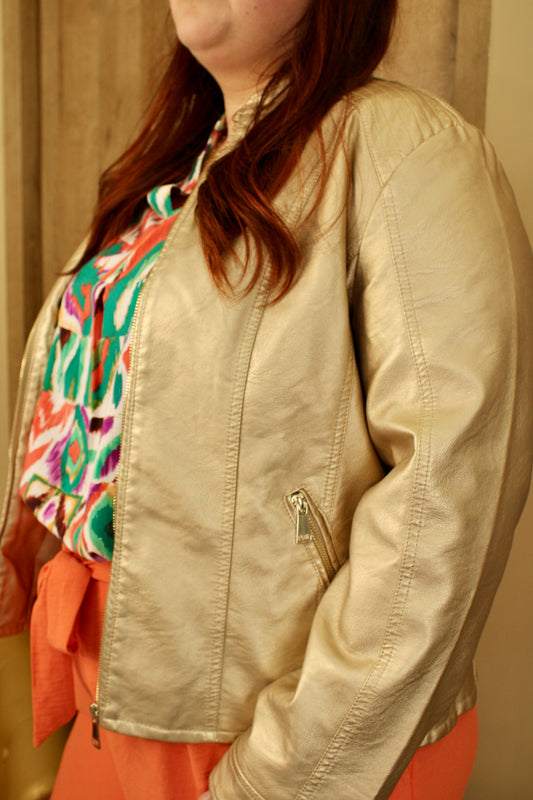 "Veste en cuir dorée grande taille : éclat majestueux. Cette veste en cuir dorée offre une allure audacieuse et sophistiquée, parfaitement adaptée aux grandes tailles. Son fini doré ajoute une touche de glamour et de luxe à votre tenue, vous permettant de briller avec confiance et style."