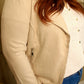 Veste en suédine rose pâle : une touche douce et sophistiquée pour un look chic et féminin.
