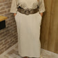 Jupe longue beige : une pièce élégante et polyvalente, parfaite pour créer des looks décontractés ou sophistiqués, et facile à assortir avec d'autres couleurs et motifs.