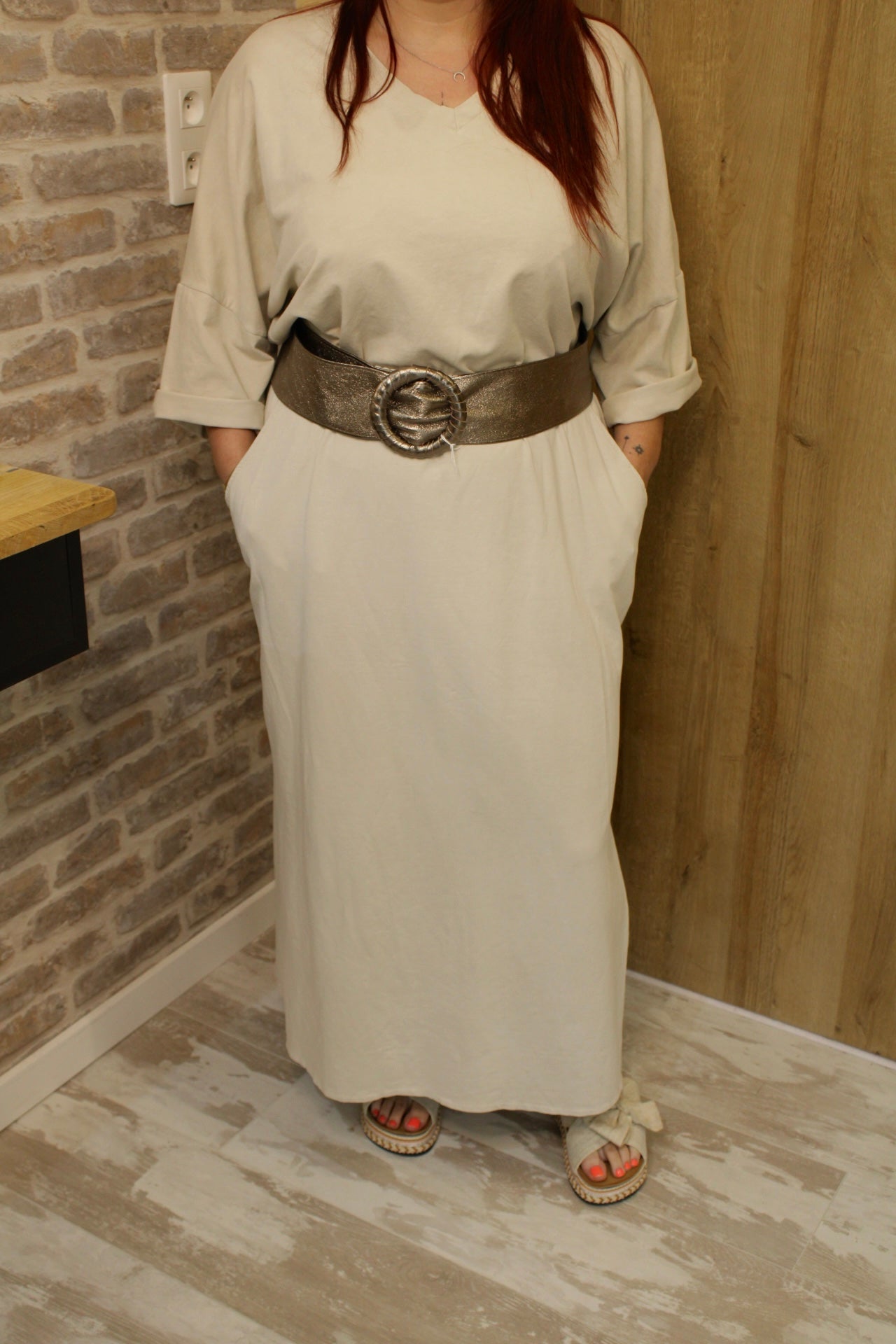 Jupe longue beige : une pièce élégante et polyvalente, parfaite pour créer des looks décontractés ou sophistiqués, et facile à assortir avec d'autres couleurs et motifs.