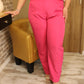 Pantalon fuchsia : ajoutez une touche audacieuse et éclatante à votre tenue avec cette pièce dynamique et élégante.
