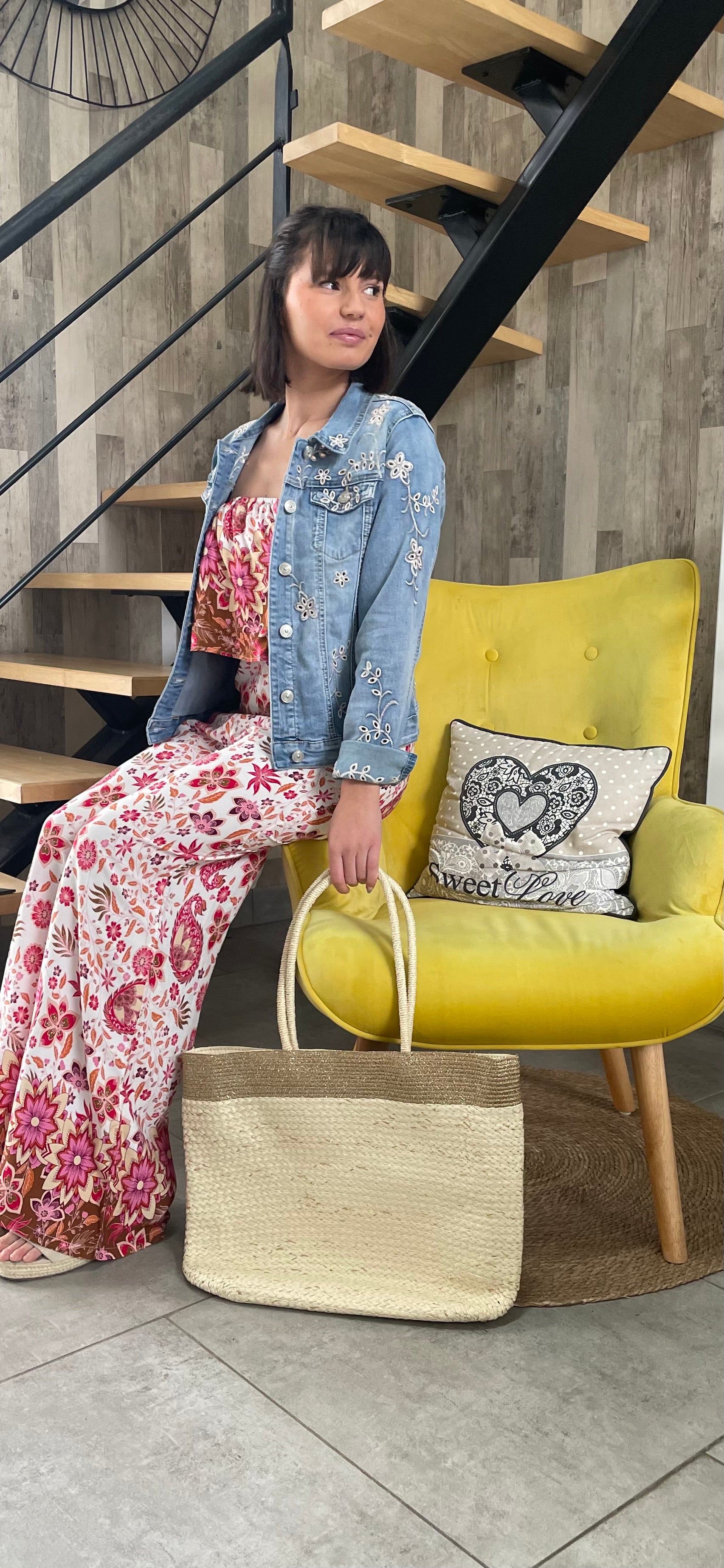 Sac cabas en paille : l'accessoire estival parfait pour une touche de naturelle et de chic lors de vos escapades en ville ou à la plage.
