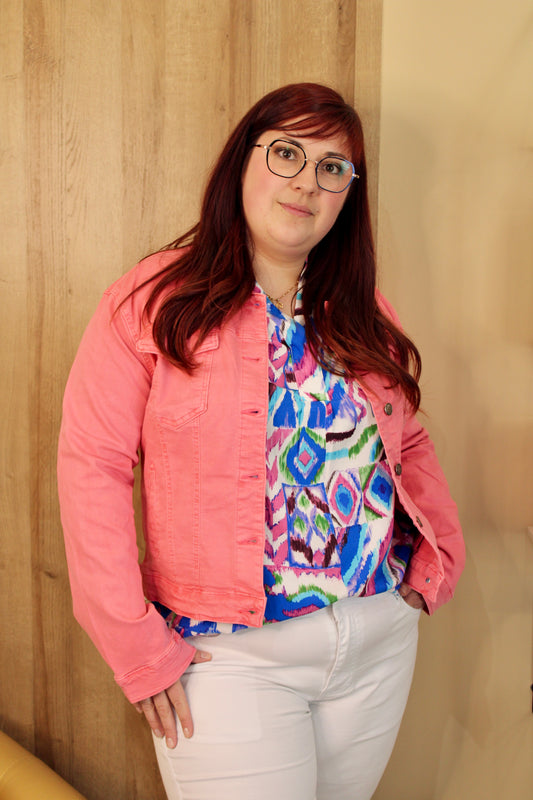 Veste en jean grande taille corail : une pièce vibrante et moderne, idéale pour apporter une touche de couleur et de style à votre garde-robe.
