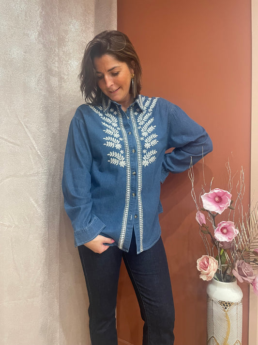 Chemisier bleu jean à broderies blanches