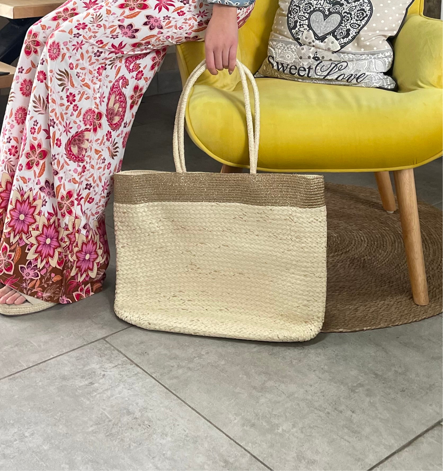 Sac cabas en paille : l'accessoire estival parfait pour une touche de naturelle et de chic lors de vos escapades en ville ou à la plage.