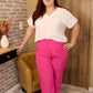 Pantalon fuchsia : ajoutez une touche audacieuse et éclatante à votre tenue avec cette pièce dynamique et élégante.