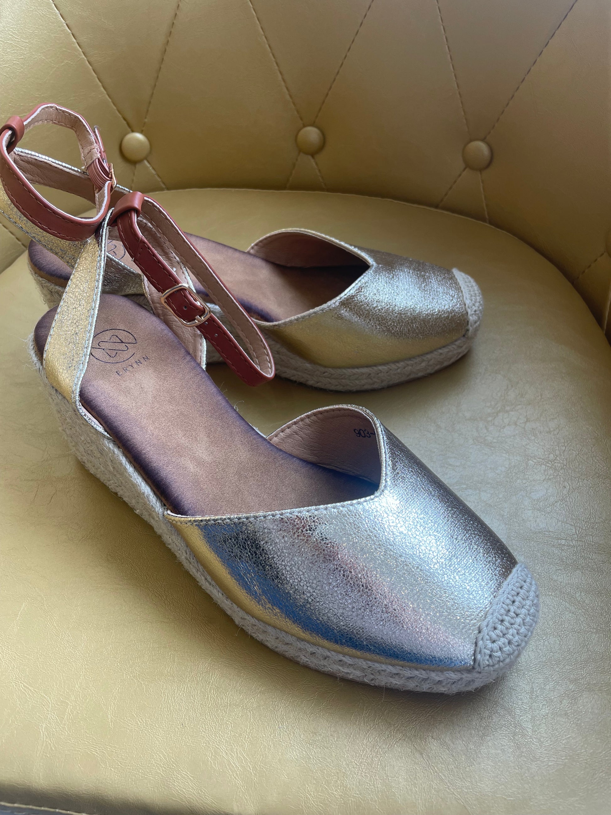 "Sandales à talon doré : éclat glamour. Ces sandales élégantes arborent un talon doré, ajoutant une touche de sophistication et de luxe à votre tenue. Parfaites pour une soirée spéciale ou une occasion festive, elles allient confort et style pour une allure irrésistible et chic."