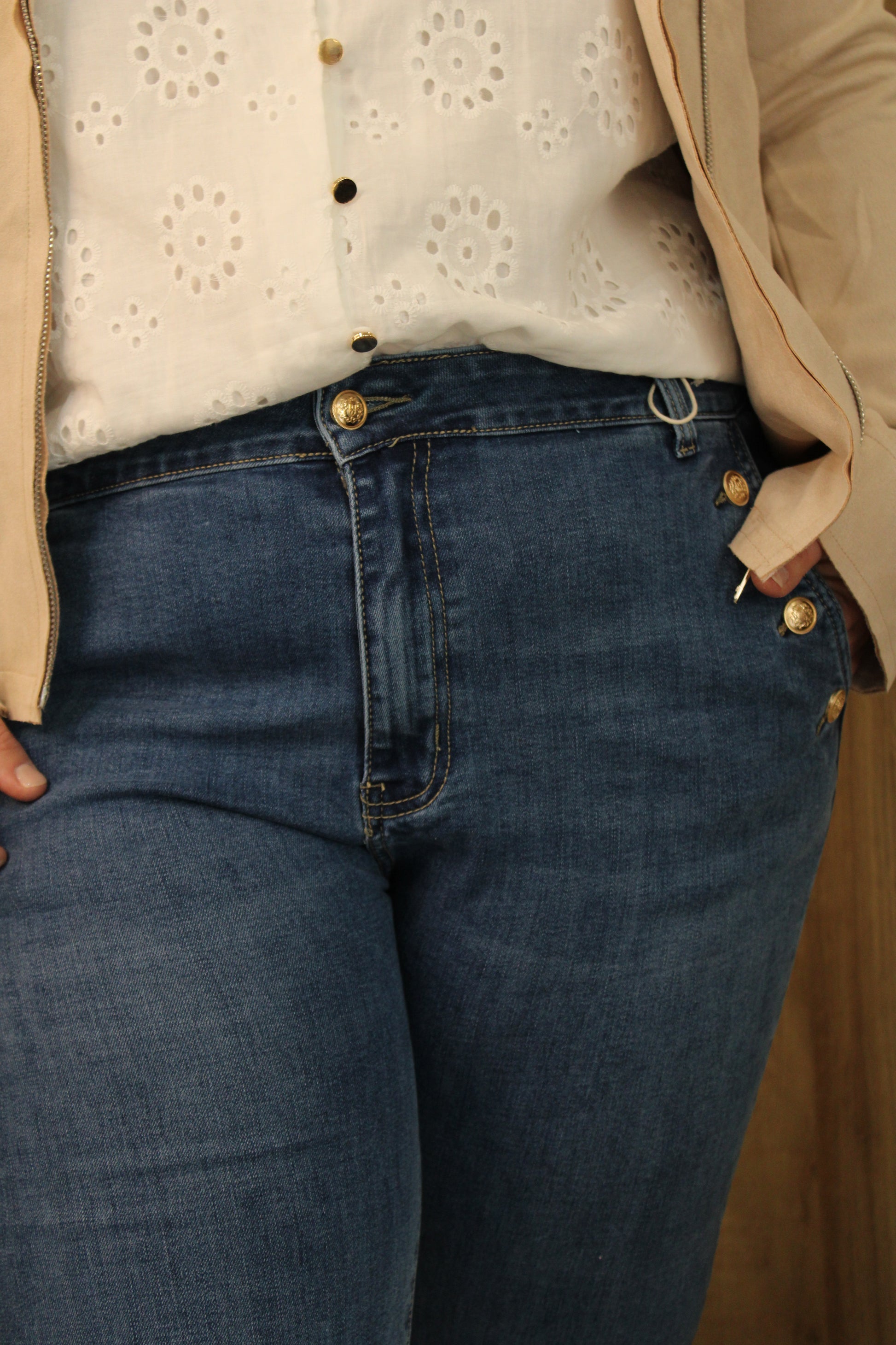Jean bleu avec détails 3 boutons : une touche d'originalité ajoutée à un classique intemporel, pour un style moderne et sophistiqué.