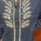 Chemisier bleu jean à broderies blanches