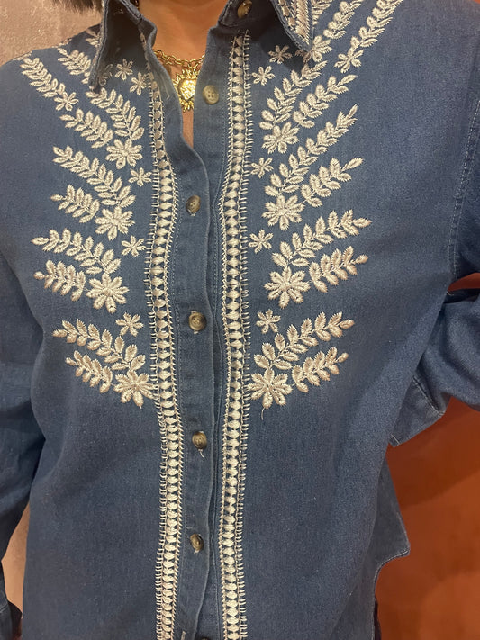 Chemisier bleu jean à broderies blanches