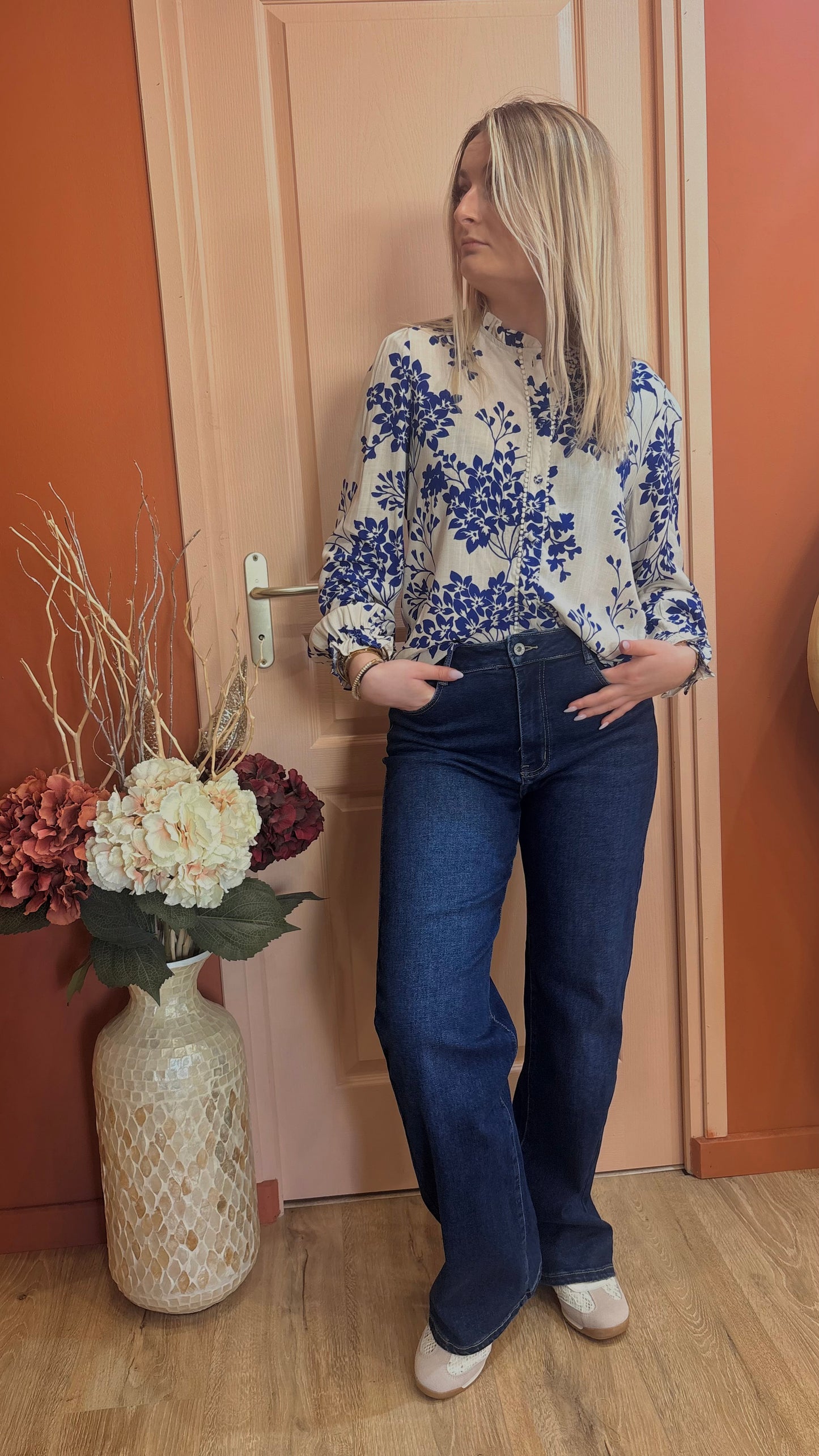 Chemisier blanc et bleu