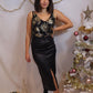"Top à bretelles noires orné de motifs fleurs dorés : élégance florale. Ce top séduisant mêle le charme sobre des bretelles noires à l'éclat raffiné des motifs fleurs dorés. Une combinaison de sobriété et de glamour, parfaite pour illuminer votre tenue avec une touche de féminité sophistiquée."