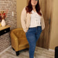 Veste en suédine rose pâle : une touche douce et sophistiquée pour un look chic et féminin.