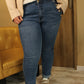 Jean bleu avec détails 3 boutons : une touche d'originalité ajoutée à un classique intemporel, pour un style moderne et sophistiqué.