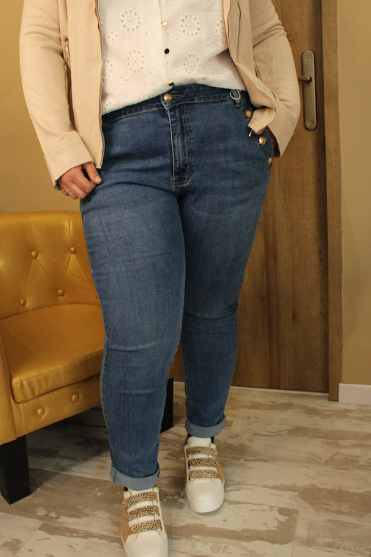 Jean bleu avec détails 3 boutons : une touche d'originalité ajoutée à un classique intemporel, pour un style moderne et sophistiqué.