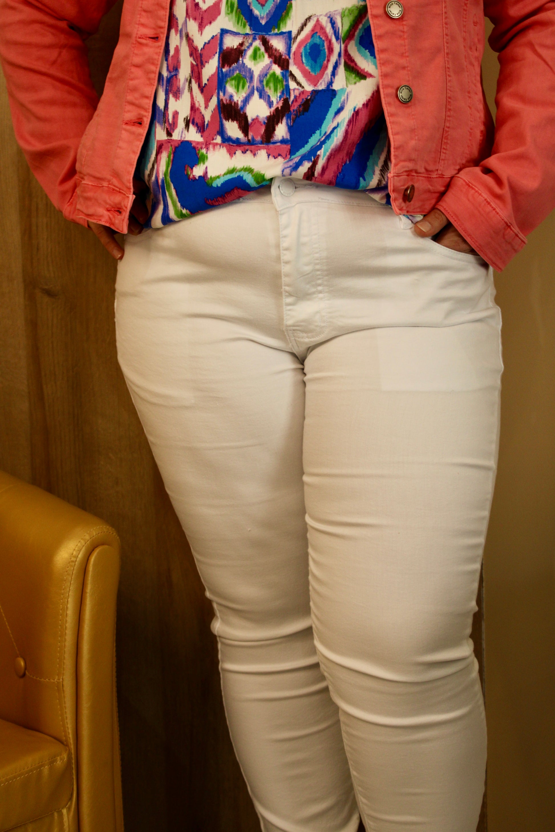 Jean stretch blanc : une toile vierge pour exprimer votre style avec élégance et confort, parfait pour une tenue fraîche et éclatante.