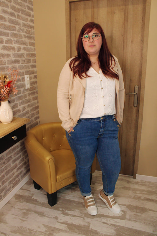 Jean bleu avec détails 3 boutons : une touche d'originalité ajoutée à un classique intemporel, pour un style moderne et sophistiqué.