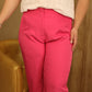Pantalon fuchsia : ajoutez une touche audacieuse et éclatante à votre tenue avec cette pièce dynamique et élégante.