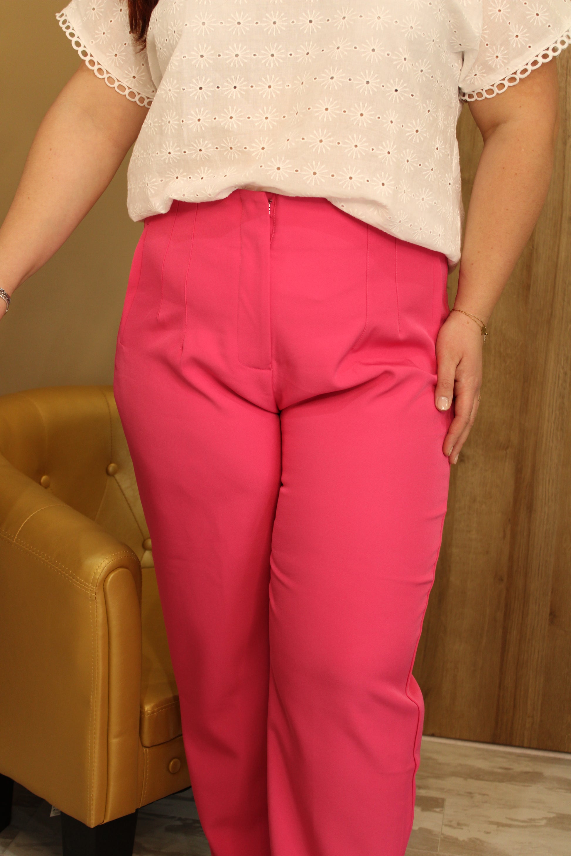 Pantalon fuchsia : ajoutez une touche audacieuse et éclatante à votre tenue avec cette pièce dynamique et élégante.