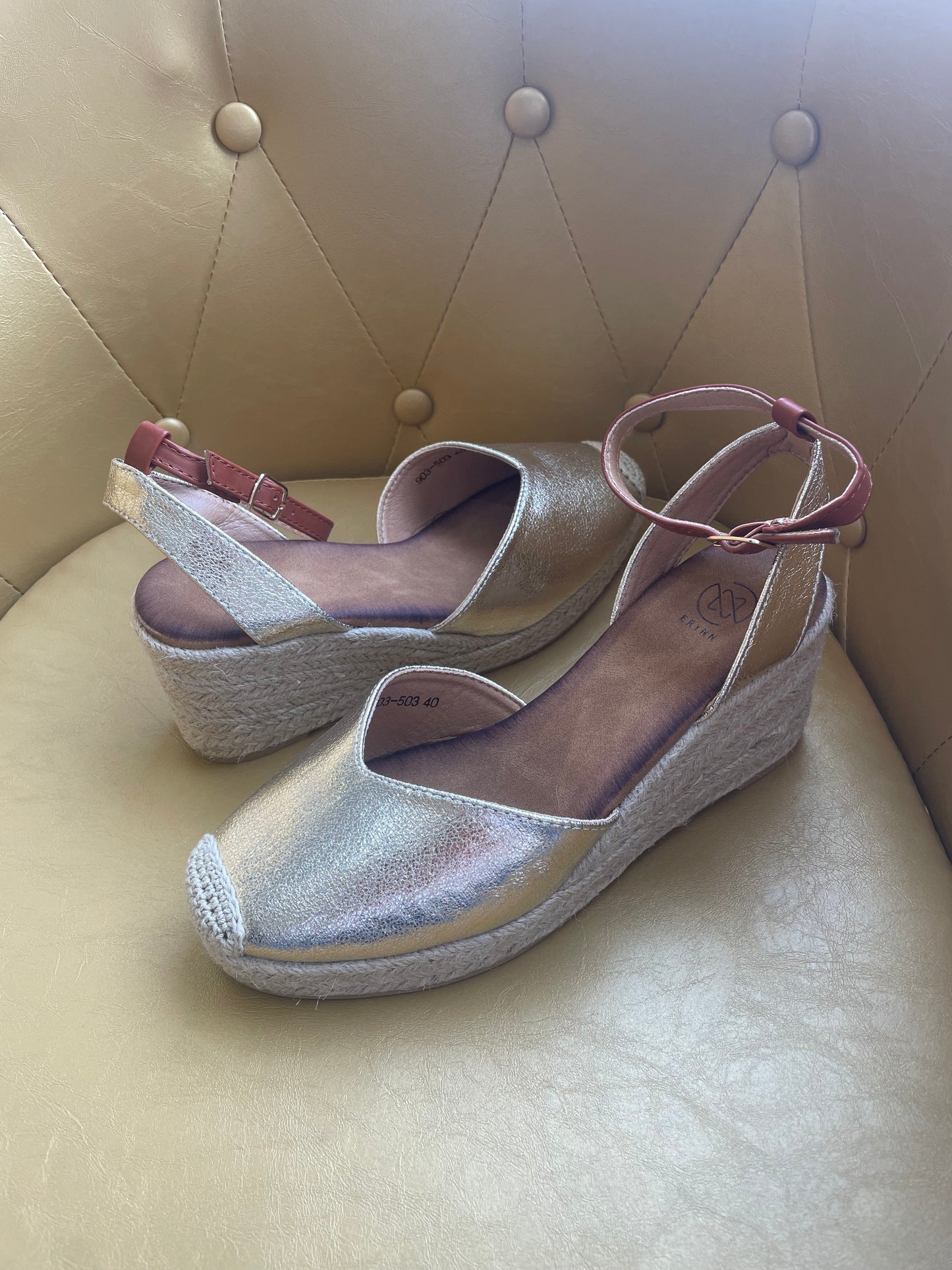 "Sandales à talon doré : éclat glamour. Ces sandales élégantes arborent un talon doré, ajoutant une touche de sophistication et de luxe à votre tenue. Parfaites pour une soirée spéciale ou une occasion festive, elles allient confort et style pour une allure irrésistible et chic."